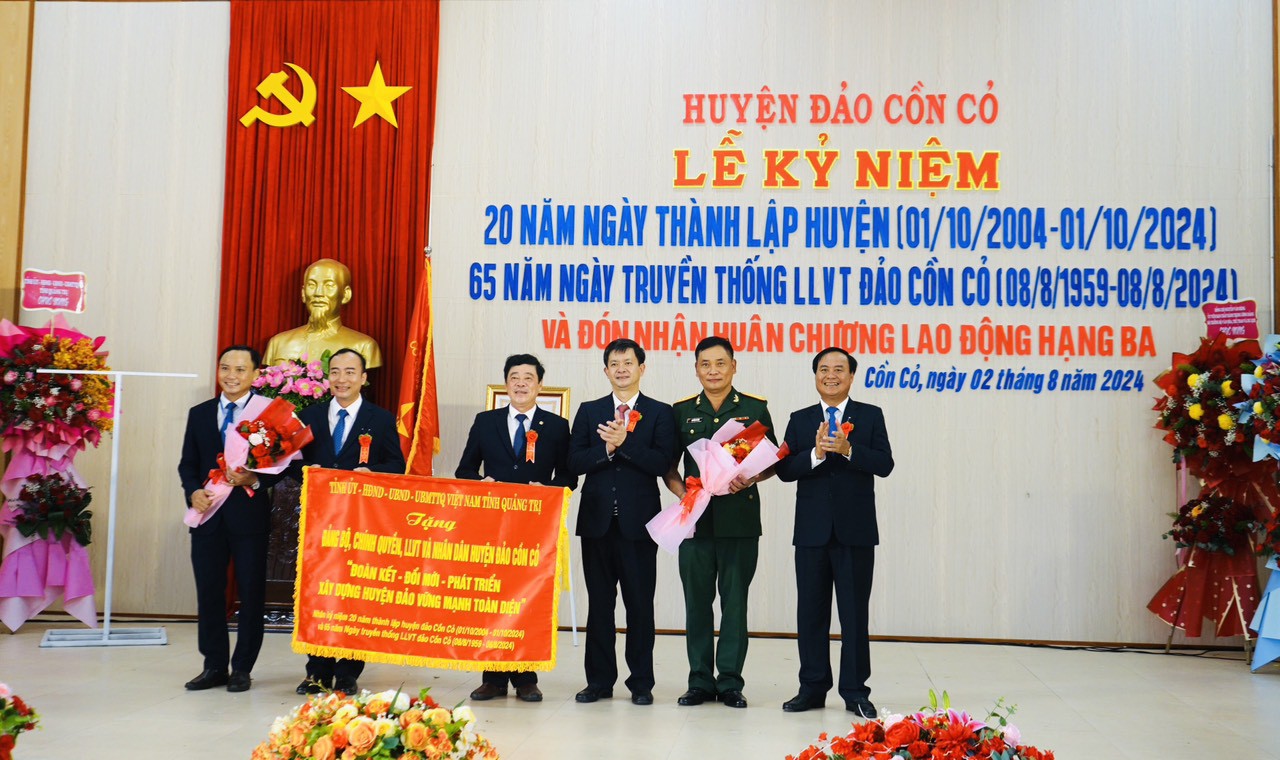 Tỉnh ủy - HĐND - UBND - UBMTTQVN tỉnh tặng huyện đảo Cồn Cỏ bức trướng mang d&ograve;ng chữ: &ldquo;Đo&agrave;n kết - đổi mới - ph&aacute;t triển, x&acirc;y dựng huyện đảo vững mạnh to&agrave;n diện&rdquo; - Ảnh: C.N 